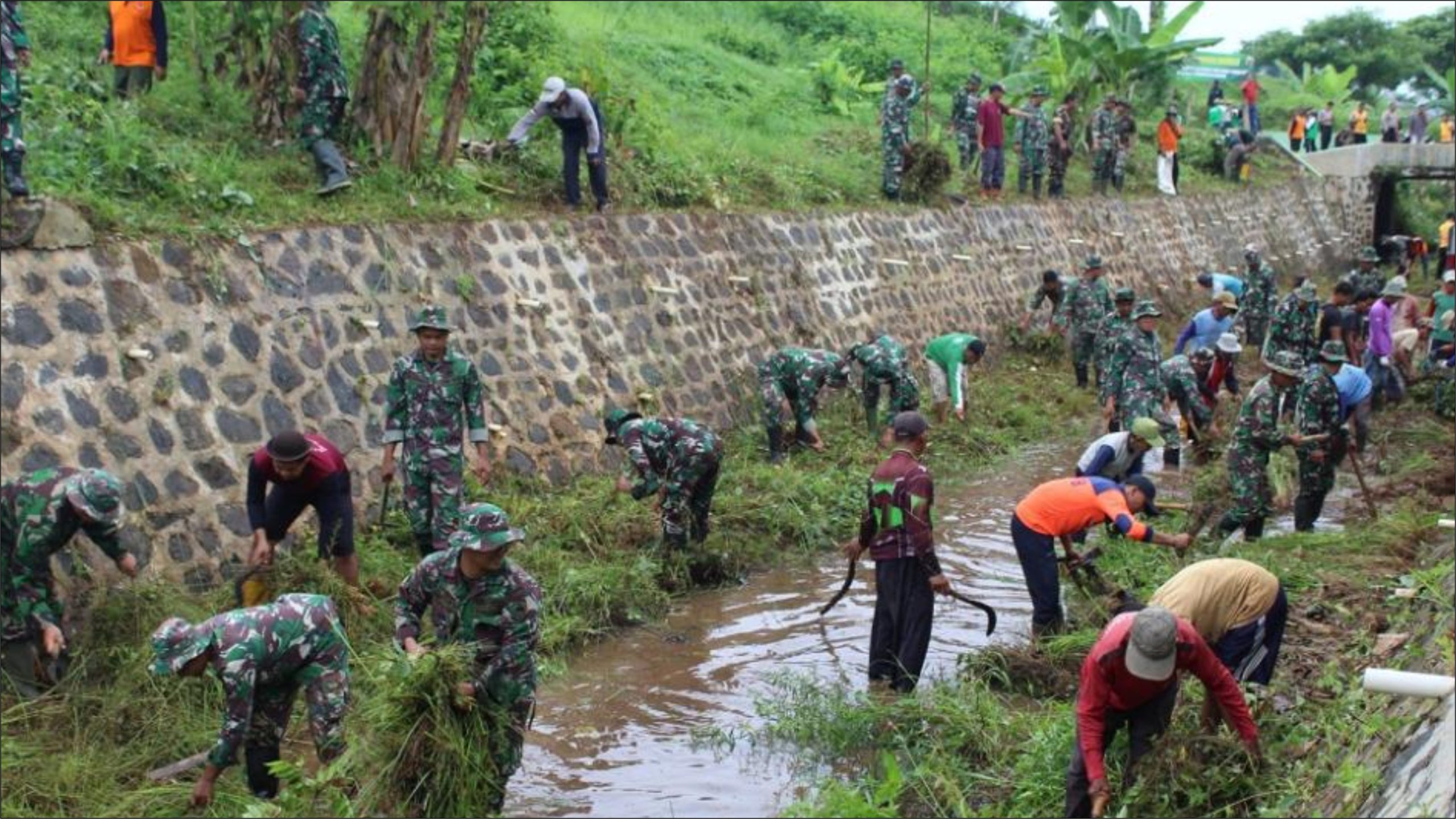 Antisipasi Banjir, Tentara Kodim 0736 Batang bantu Warga Bersihkan Sungai