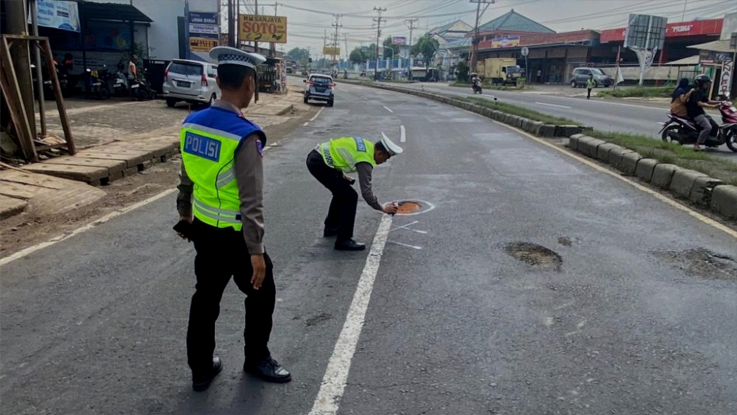Banyak Jalan Berlubang, Polisi Batang Beri Tanda Peringatan