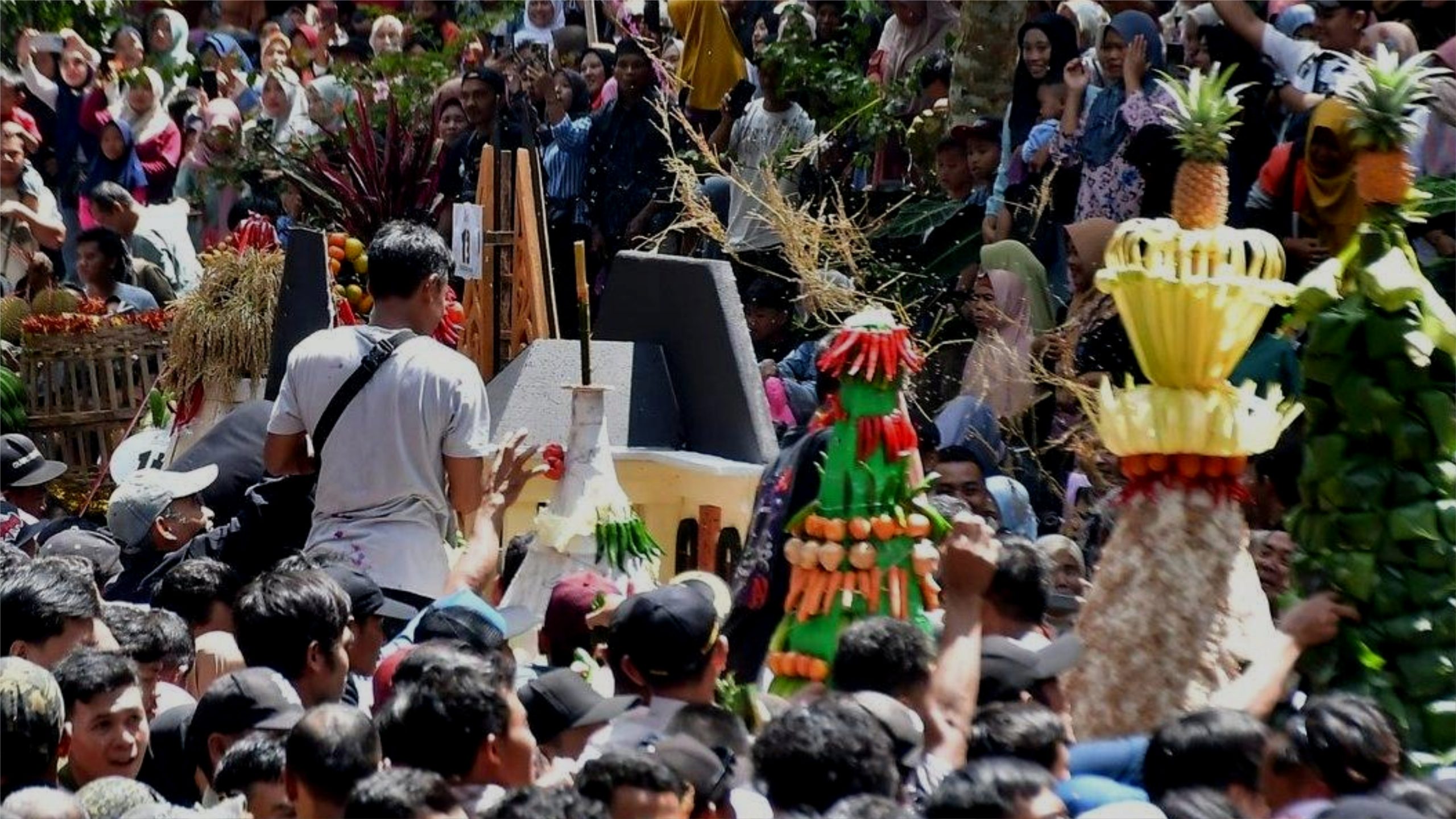 Warga Rebutan Gunungan Megono Saat Tradisi Syawalan di Linggo Asri Kab. Pekalongan